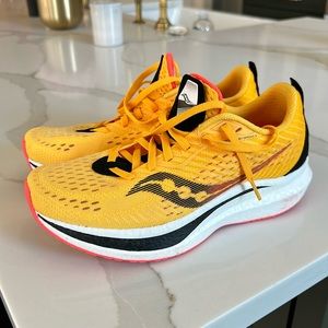 Womens 9 saucony endorphin speed 2